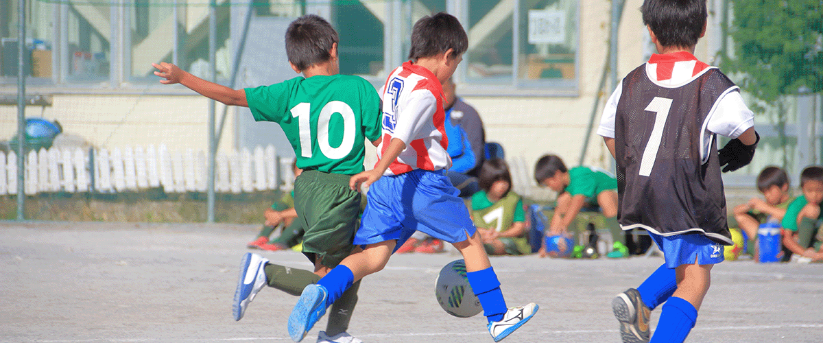 サッカーをする少年